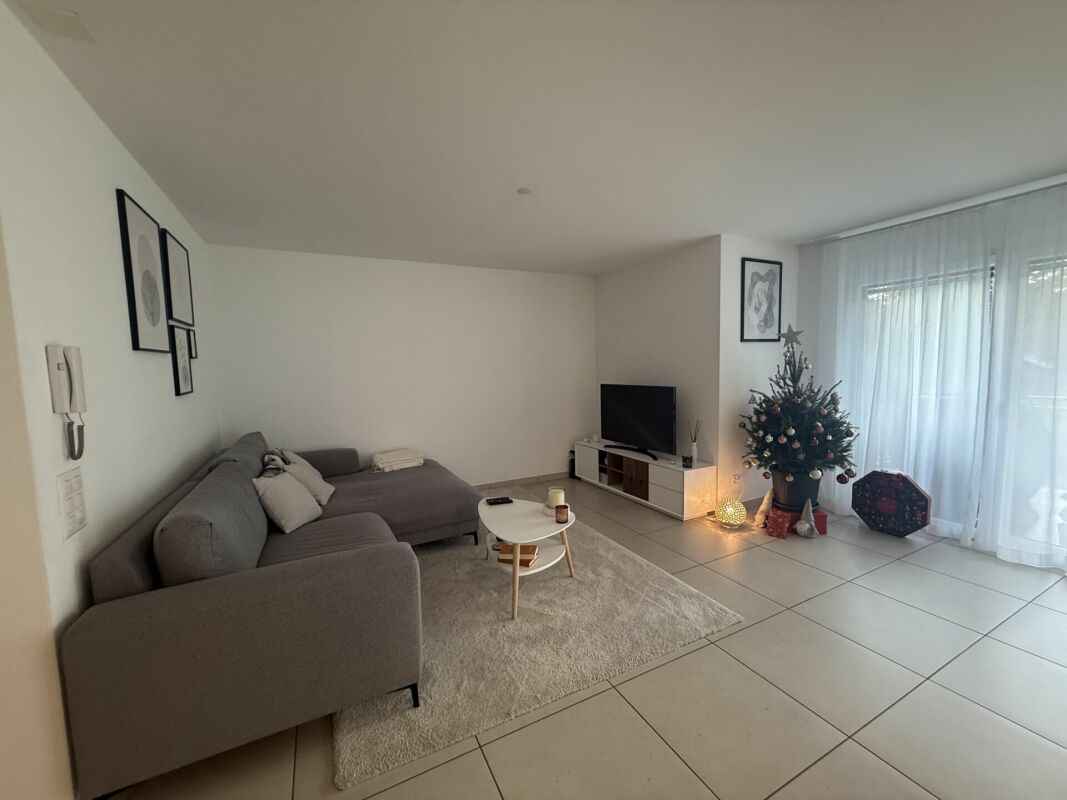 Heller Wohnbereich mit großer Eckcouch und Weihnachtsdeko