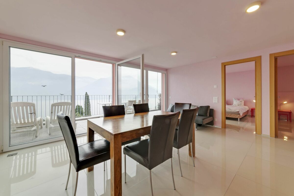 Essbereich mit Balkon- und Bergblick