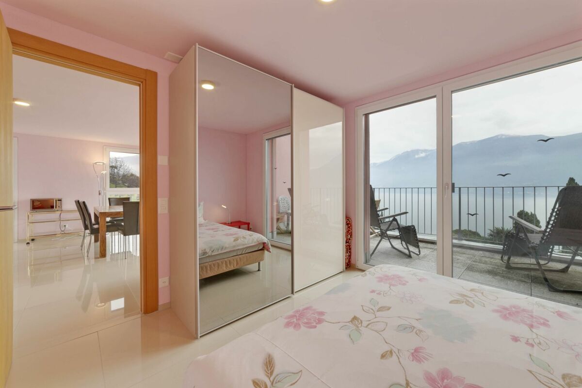 Schlafzimmer mit Balkon und Seeblick