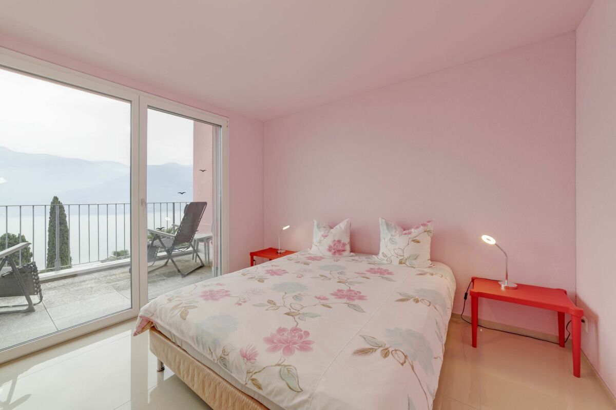 Helles Schlafzimmer mit Balkonblick