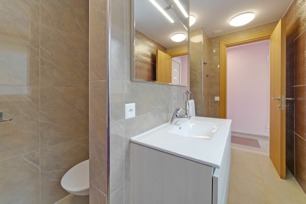Modernes Badezimmer mit begehbarer Dusche und Waschtisch