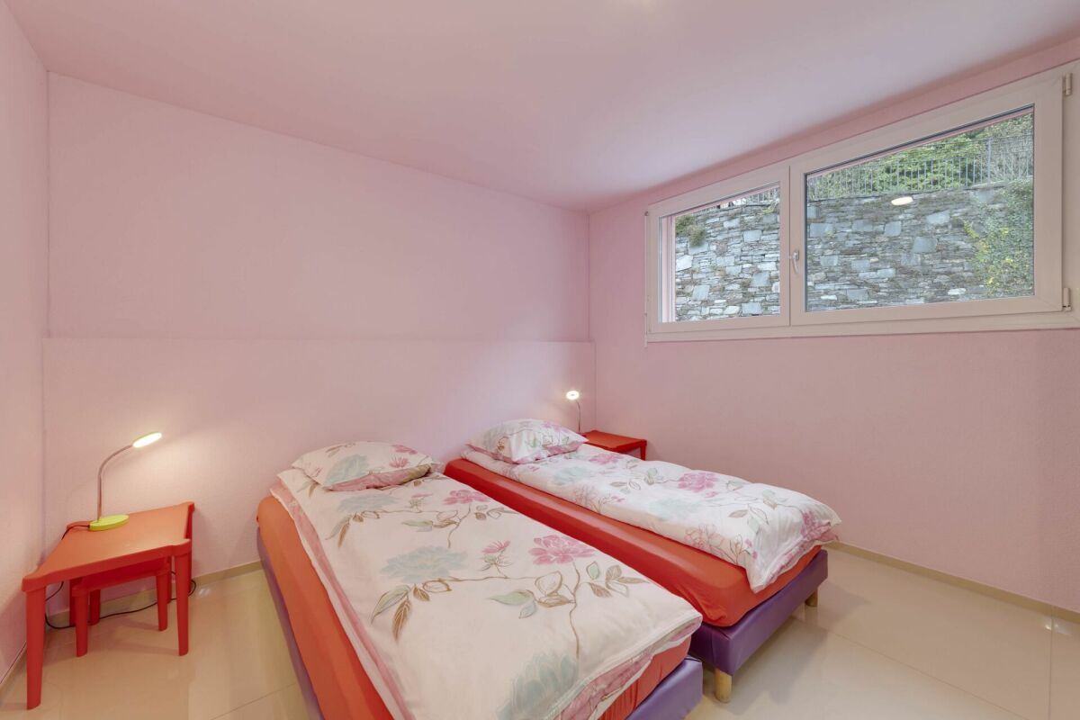 Kinderzimmer mit zwei Einzelbetten
