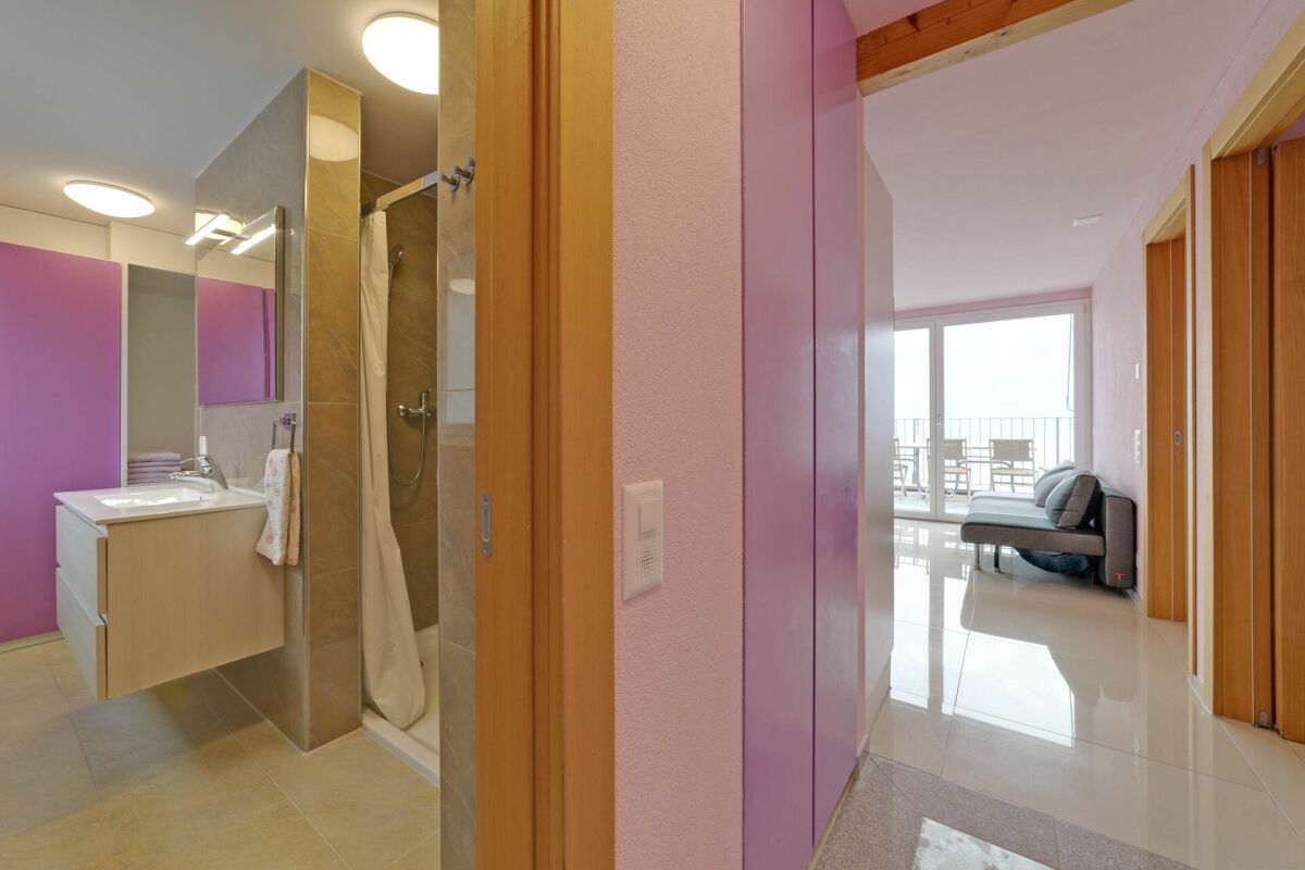 Badezimmer mit Flur und Balkonblick