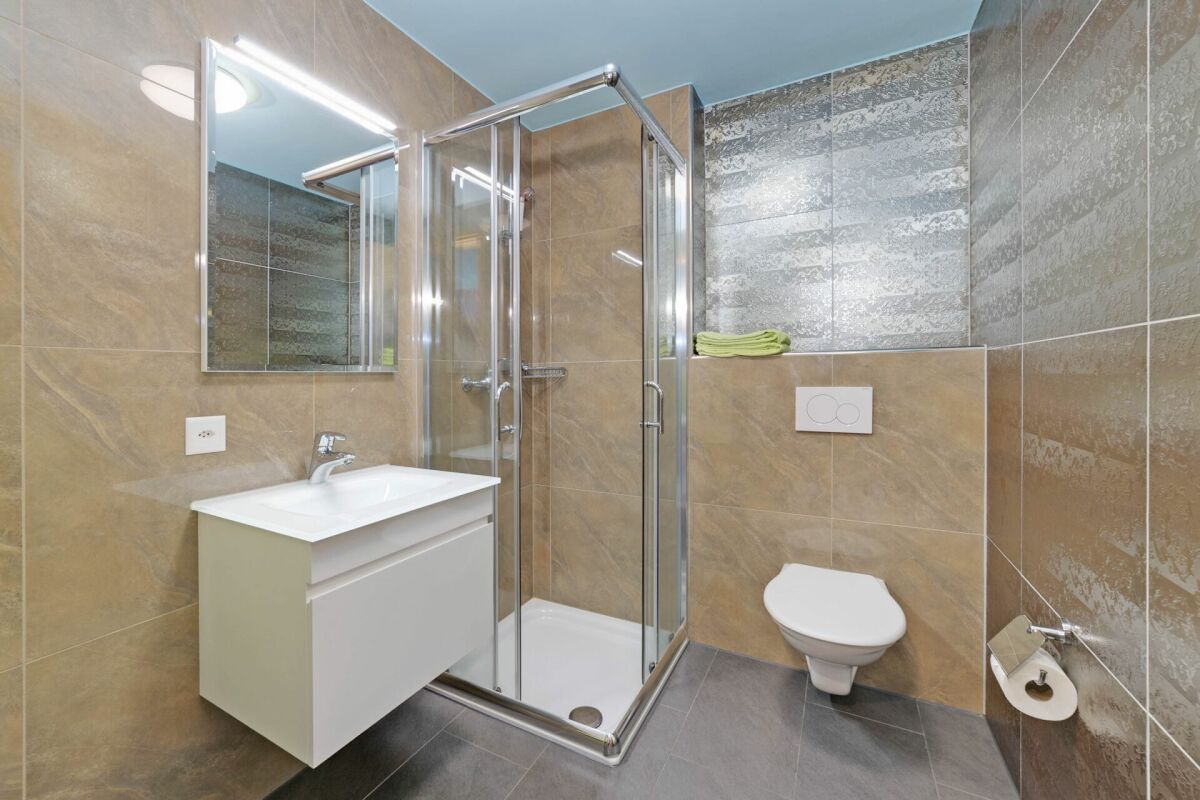 Modernes Badezimmer mit Dusche und wandhängendem WC