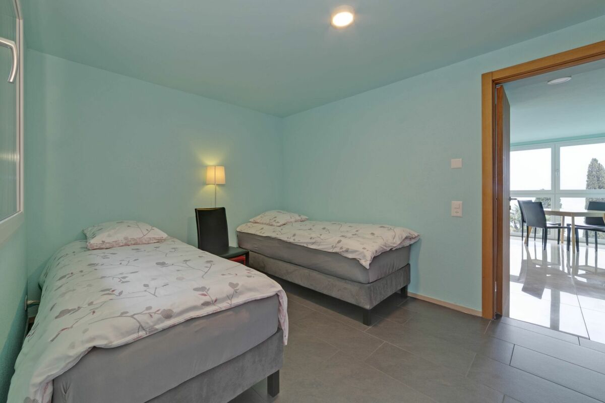 Zweibettzimmer mit Blick in einen hellen Nebenraum