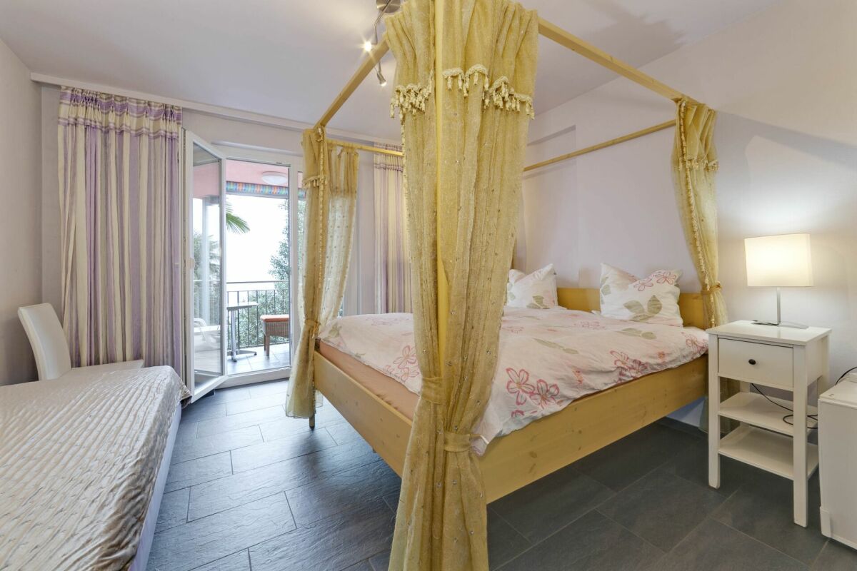 Schlafzimmer mit Himmelbett und Balkon