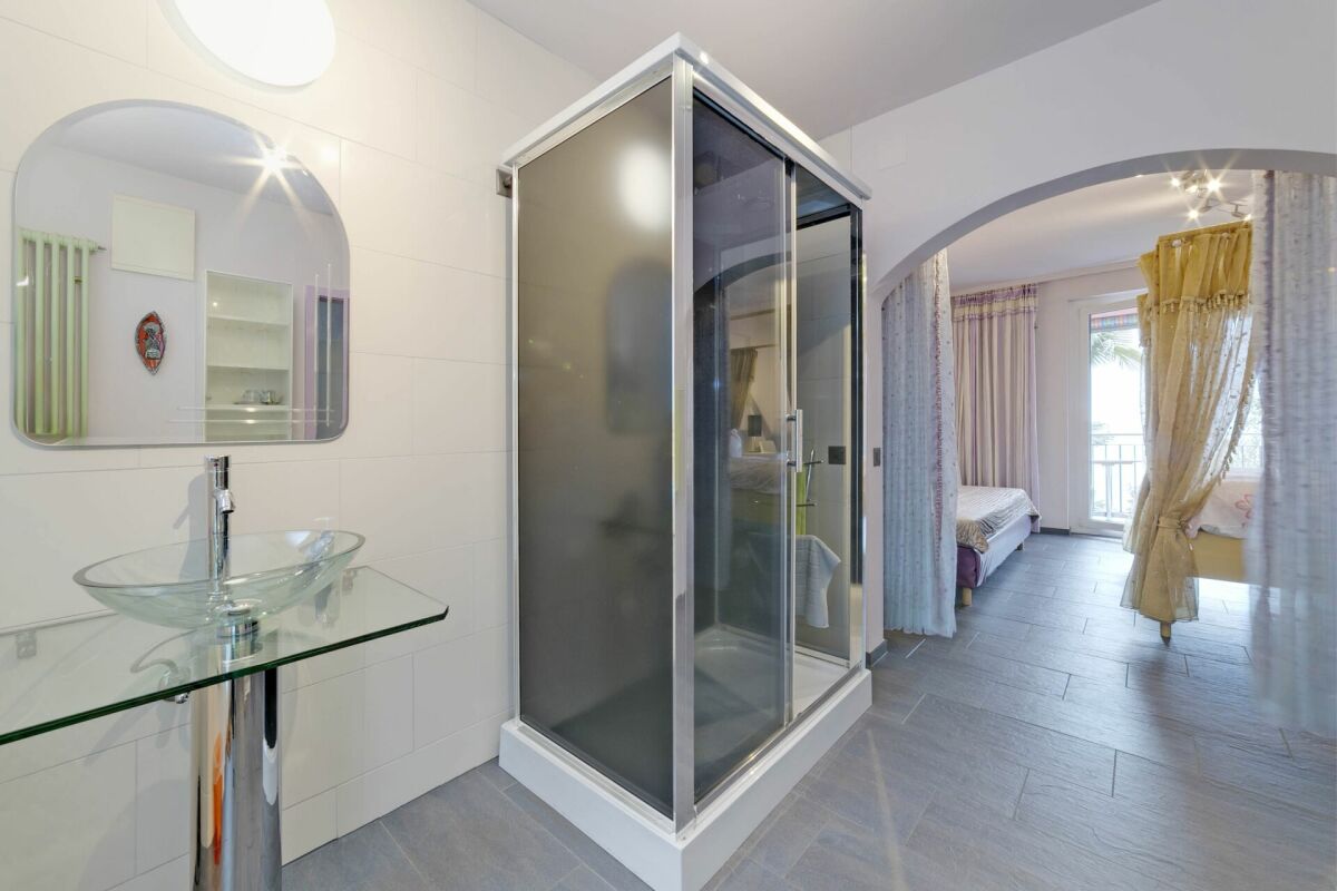Modernes Badezimmer mit angrenzendem Schlafzimmer