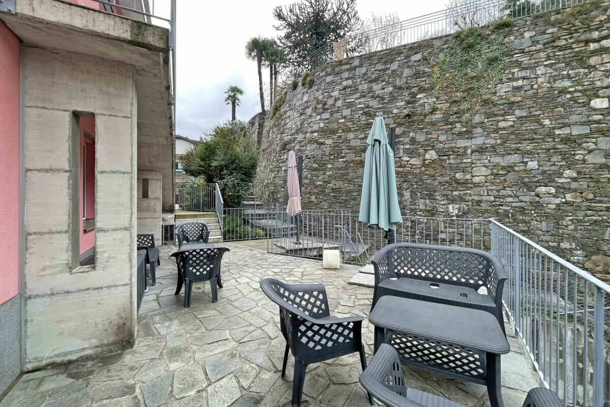 Außen-Terrasse mit Steinbelag und Sitzgruppe