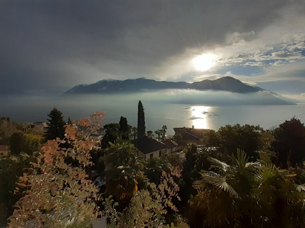Seeblick mit Bergsilhouette bei tief stehender Sonne