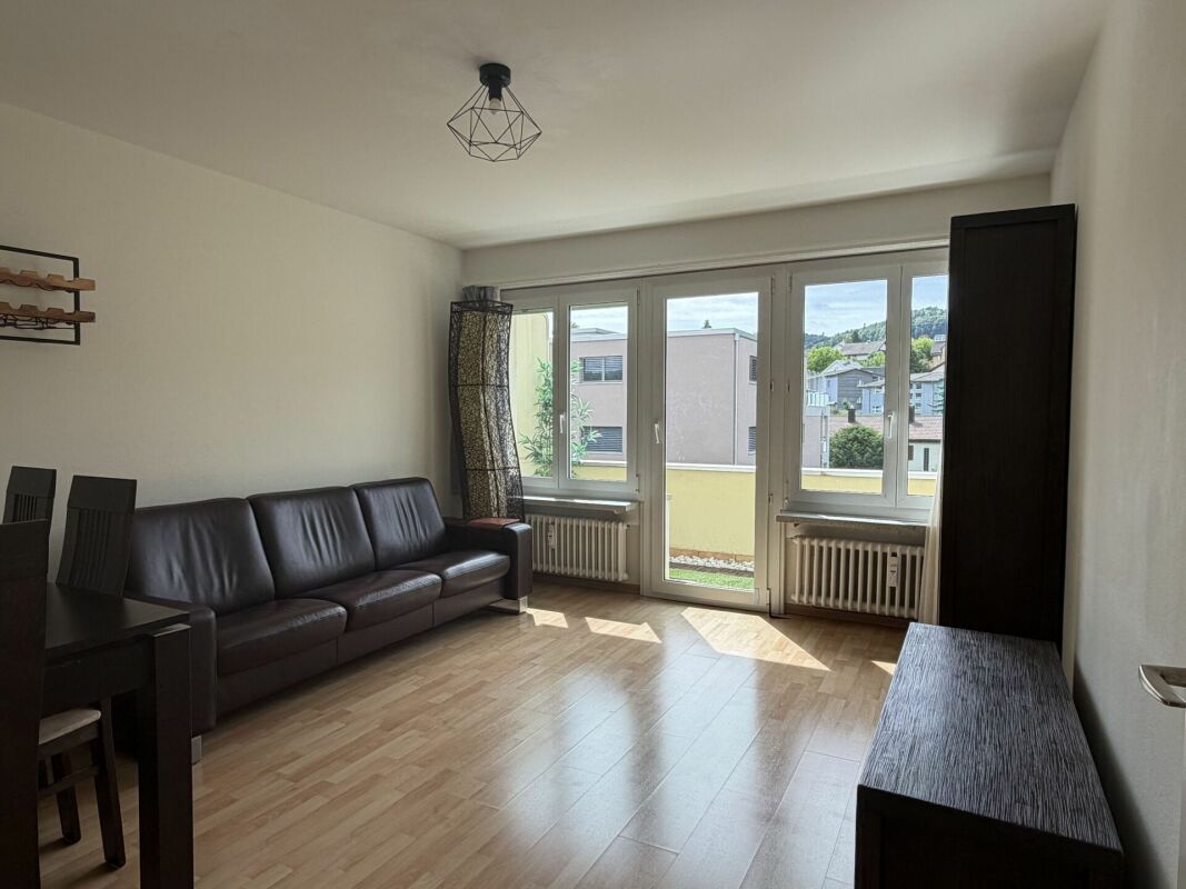 Wohnzimmer mit Balkonzugang