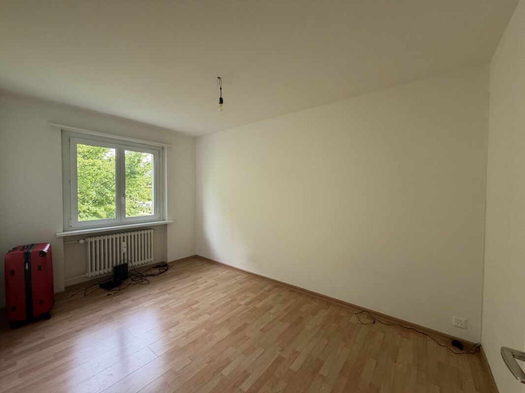 Leeres Zimmer mit Fenster und Heizkörper