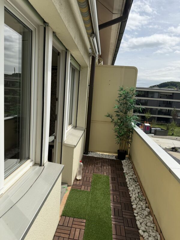 Balkon mit Kunstrasen und Holzfliesen