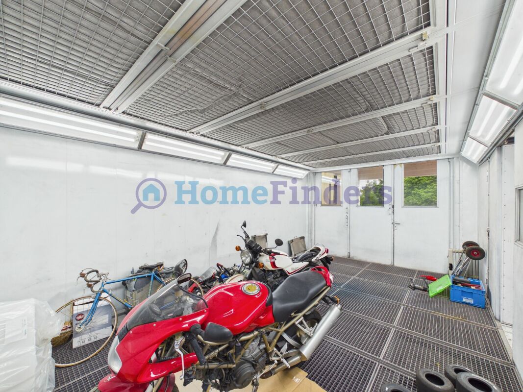 Garage mit Motorrädern und Fahrrad