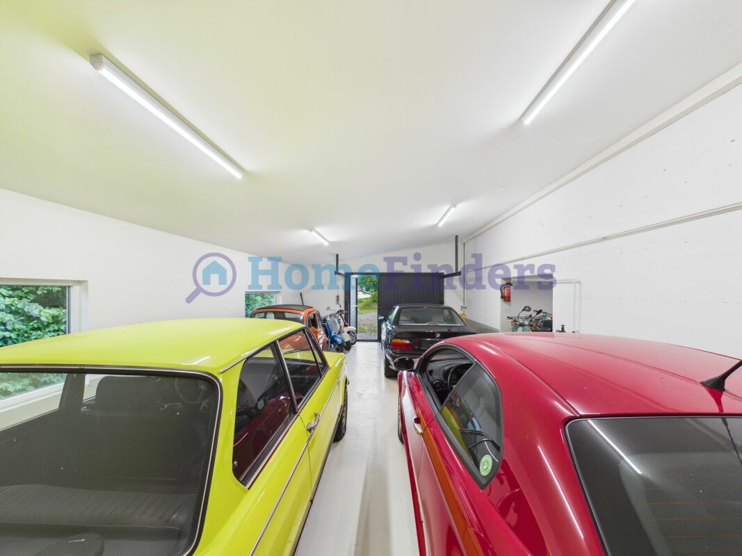 Große Doppelgarage mit mehreren Fahrzeugen