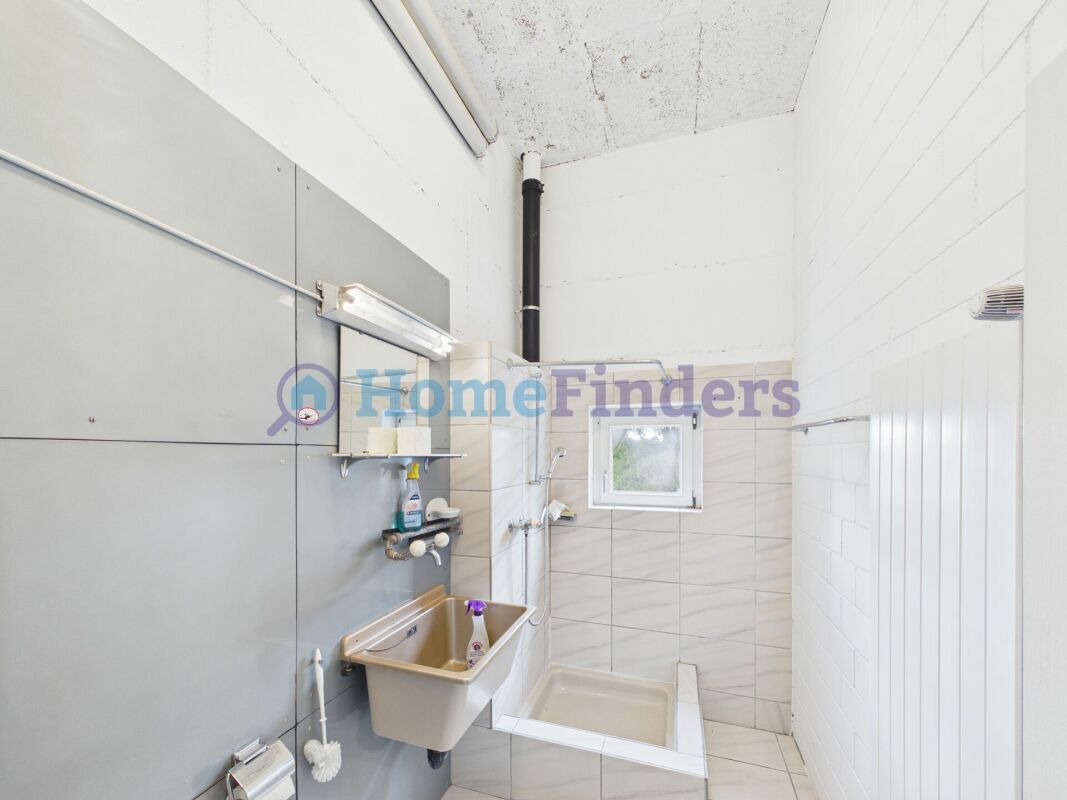 Nutzraum mit Dusche und Waschbecken