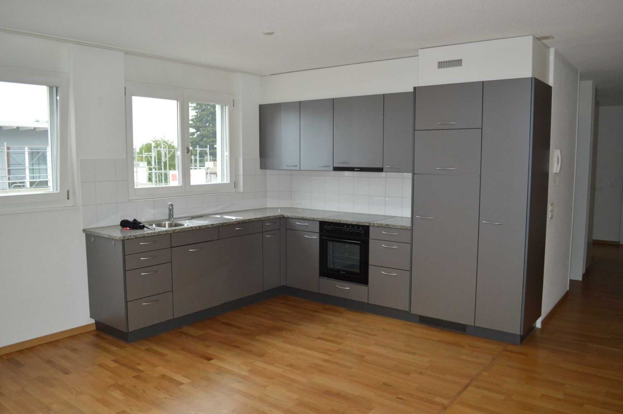 Moderne Küche mit grauen Fronten