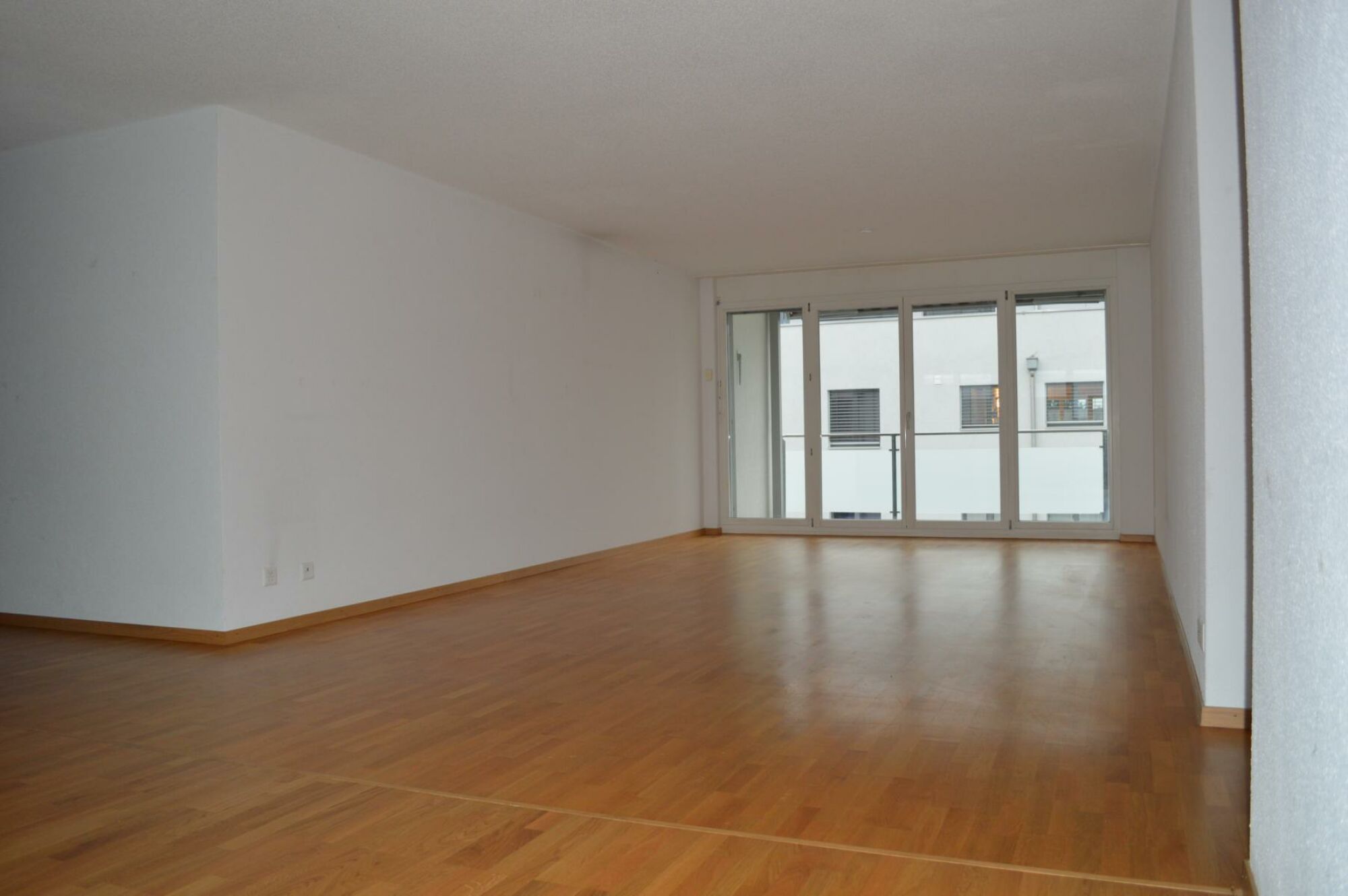 Leeres Wohn-/Esszimmer mit Balkonfenster