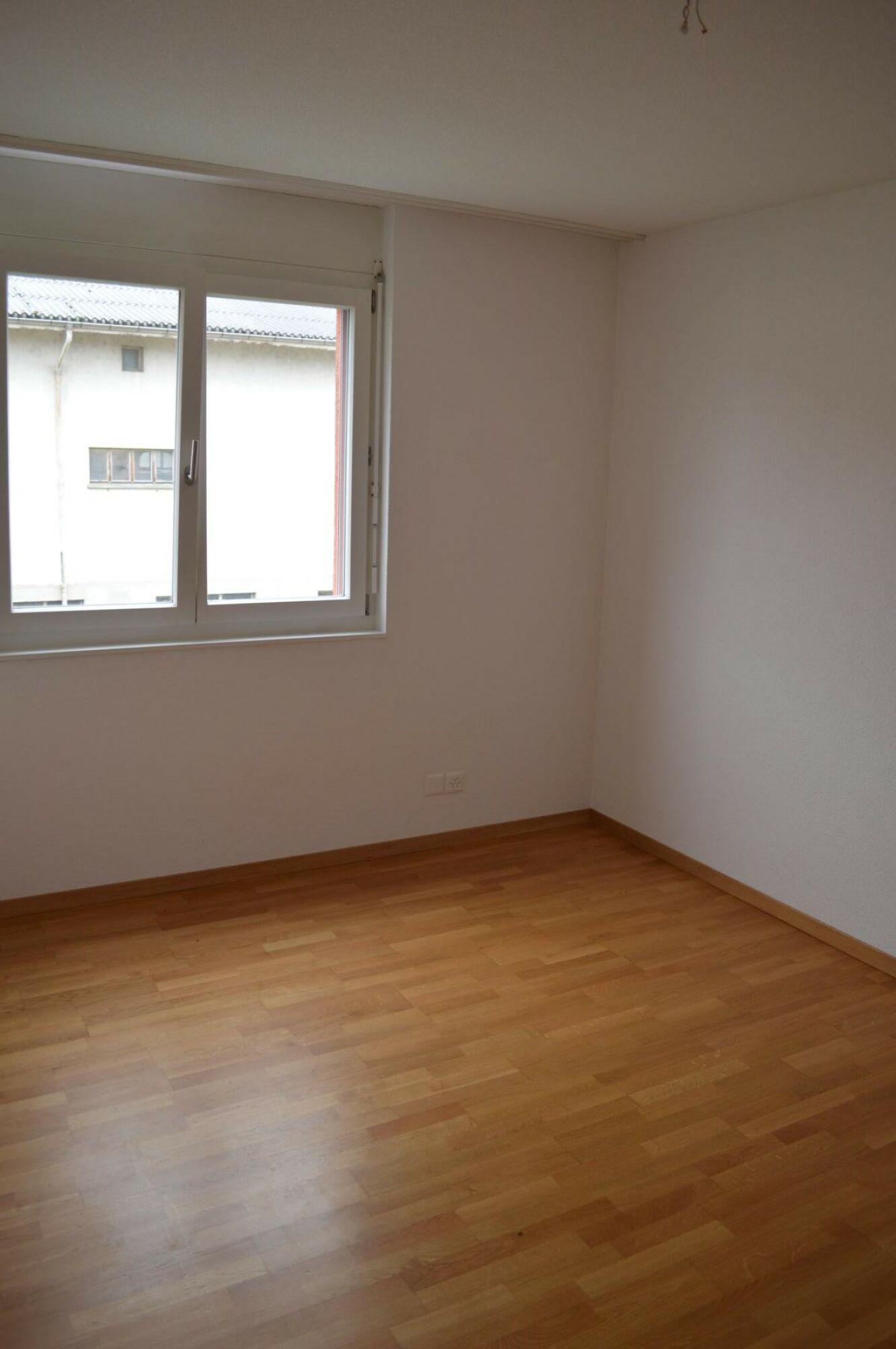 Leerer Raum mit Fenster