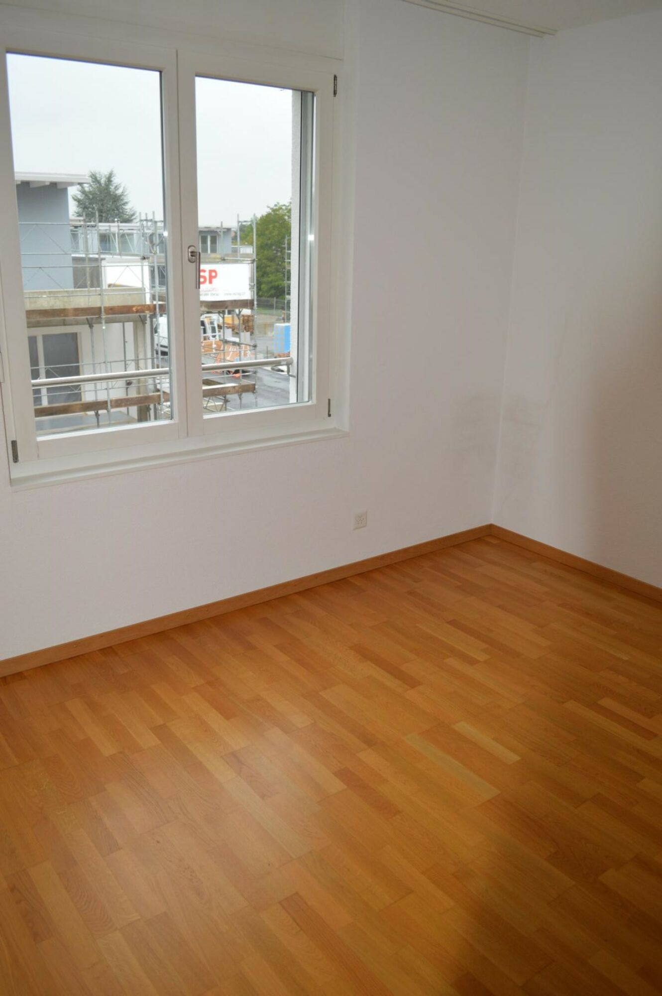 Leerer heller Raum mit Fenster