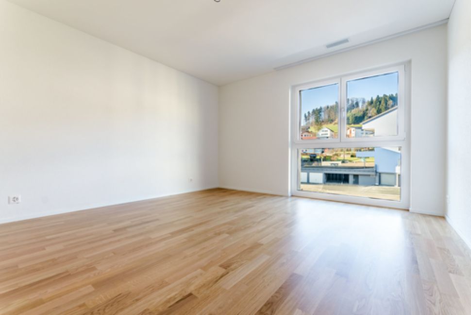Heller leerer Wohnraum mit großem Fenster