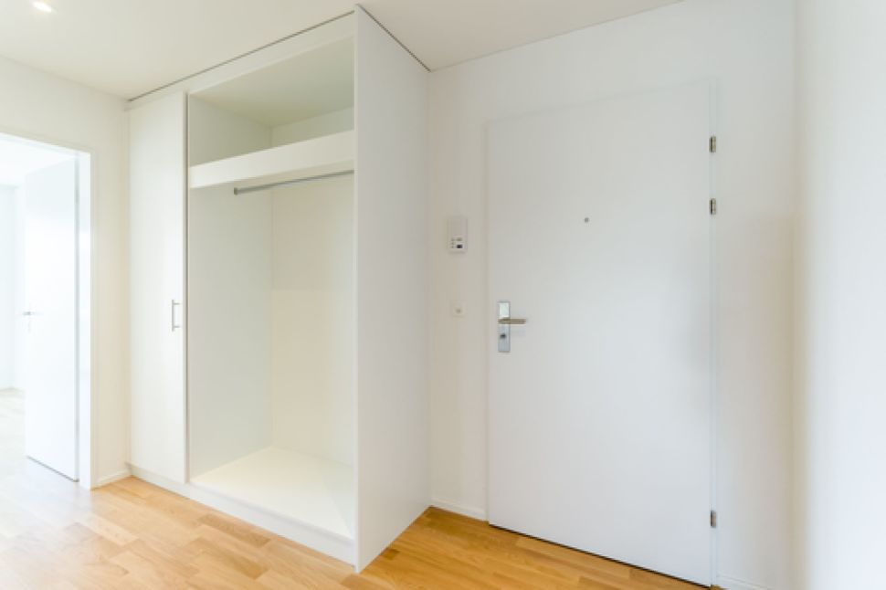 Heller Eingangsbereich mit Einbauschrank