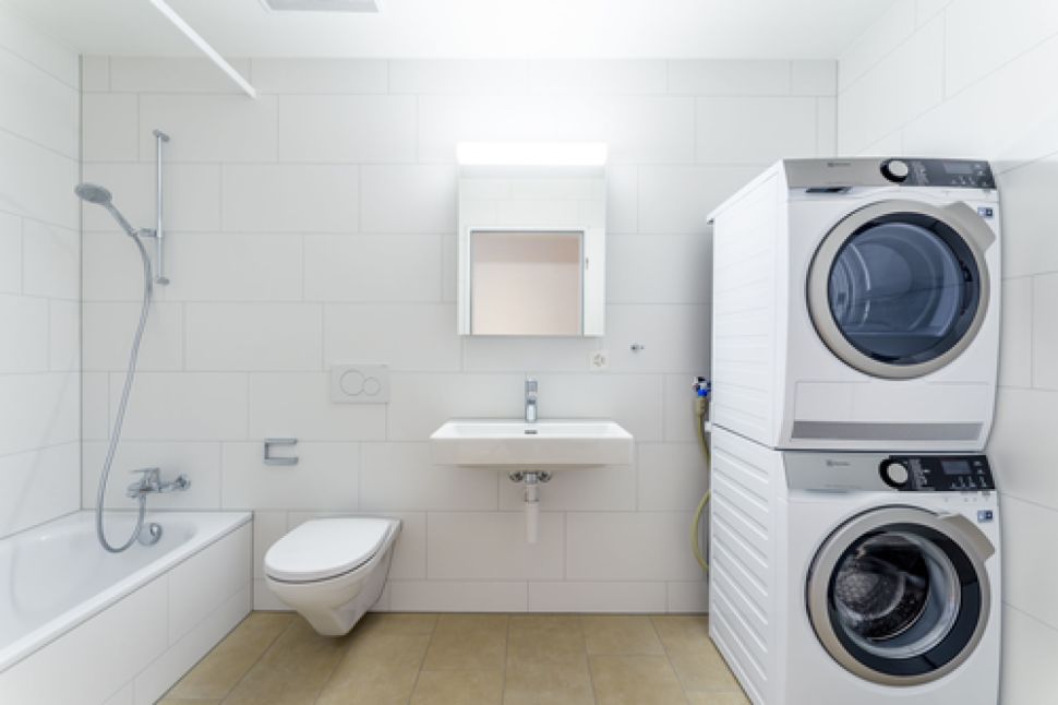 Helles Badezimmer mit Waschmaschine und Trockner