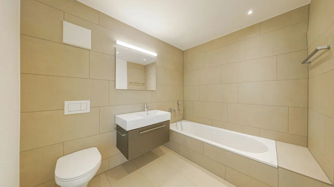 Modernes Badezimmer mit Badewanne und wandhängendem WC