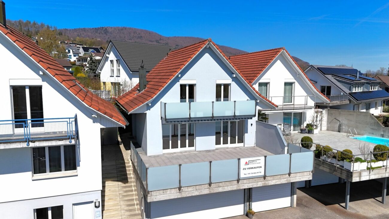 Modernes Wohnhaus mit Terrassen und Poolblick