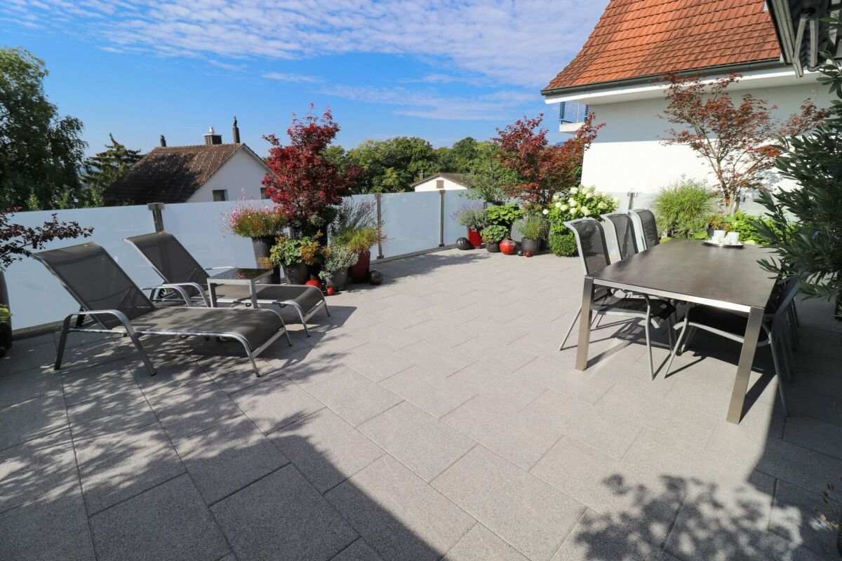 Terrasse mit Lounge- und Essbereich