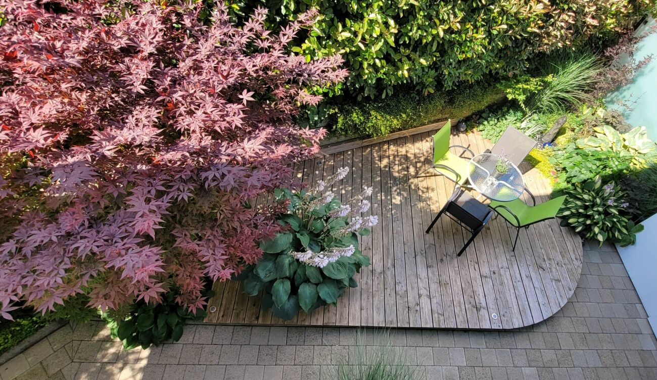 Garten-Terrasse mit Holzdeck und Sitzgruppe