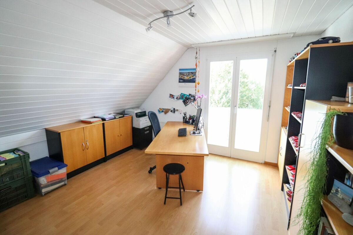 Helles Arbeitszimmer im Dachgeschoss