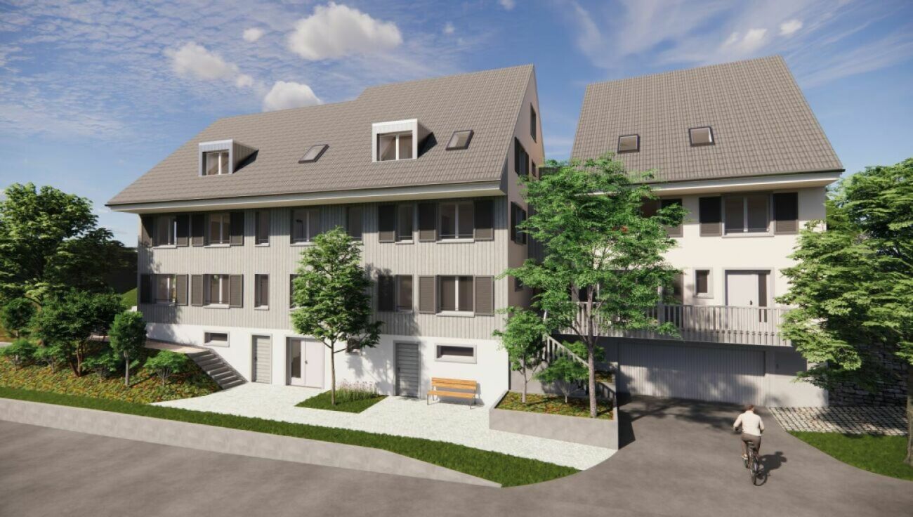 Mehrfamilienhaus mit Satteldach und begrüntem Umfeld