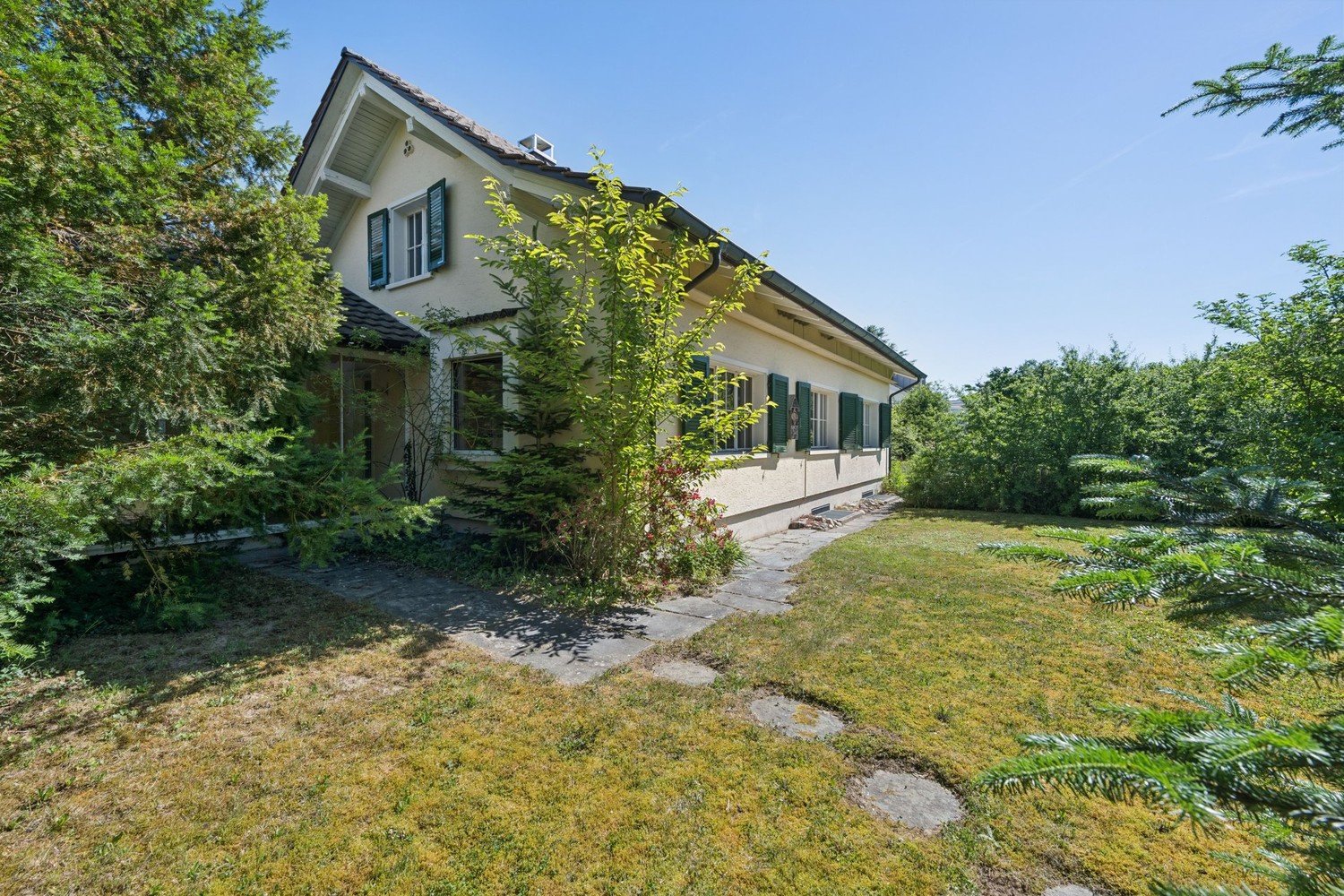 Einfamilienhaus mit Gartenansicht