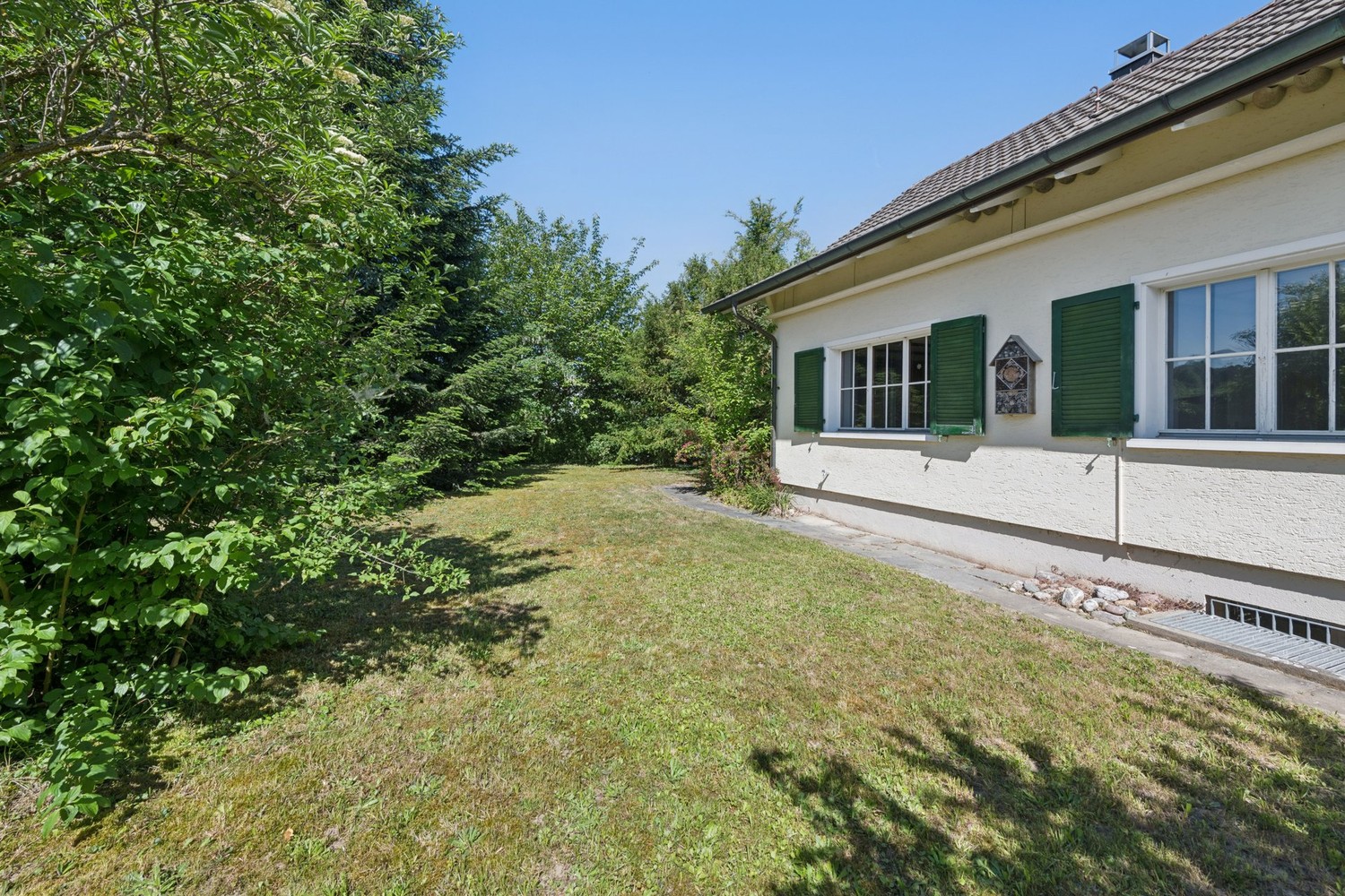 Hausfassade mit Garten