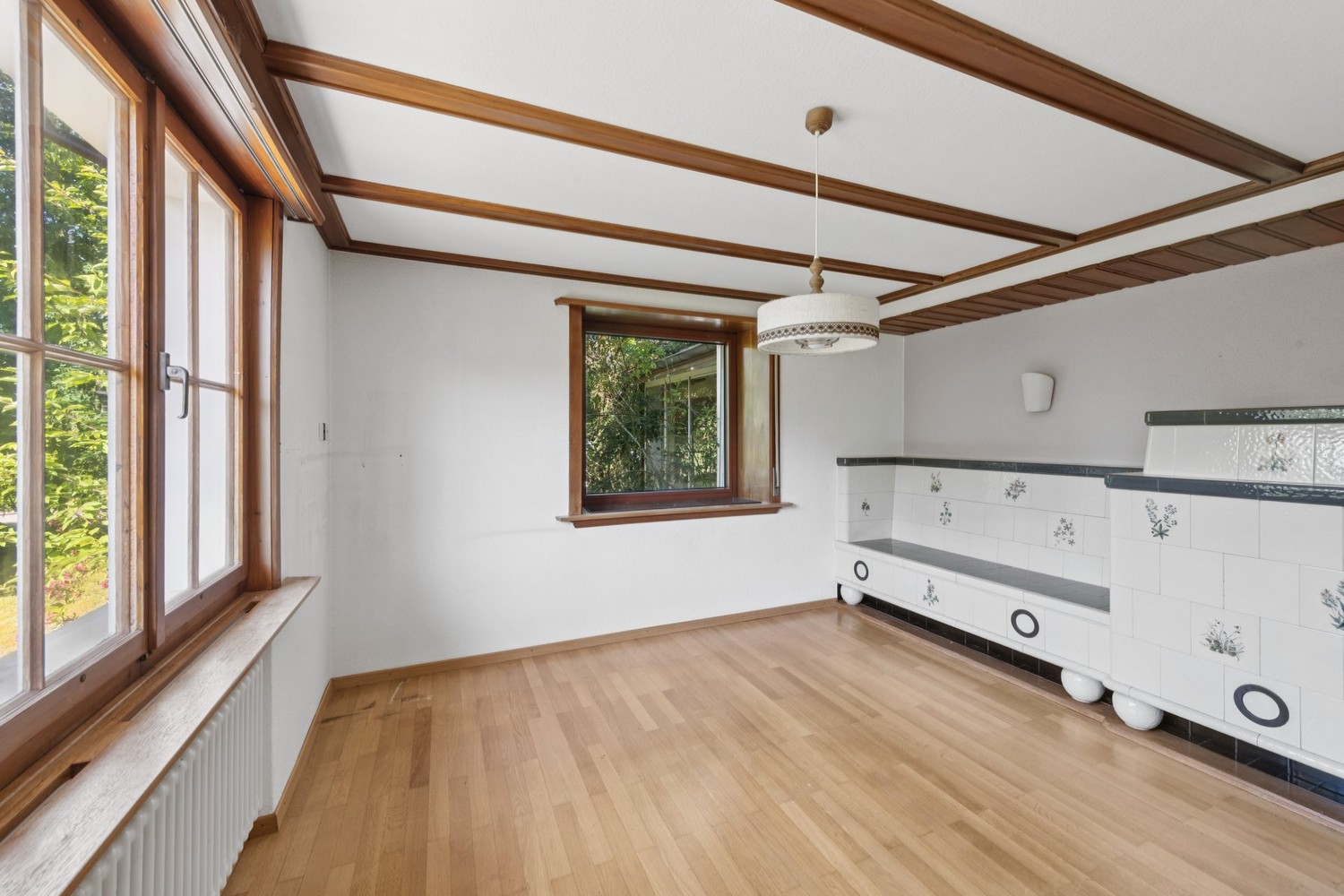 Heller Raum mit Holzdetails und Kachelofenbank
