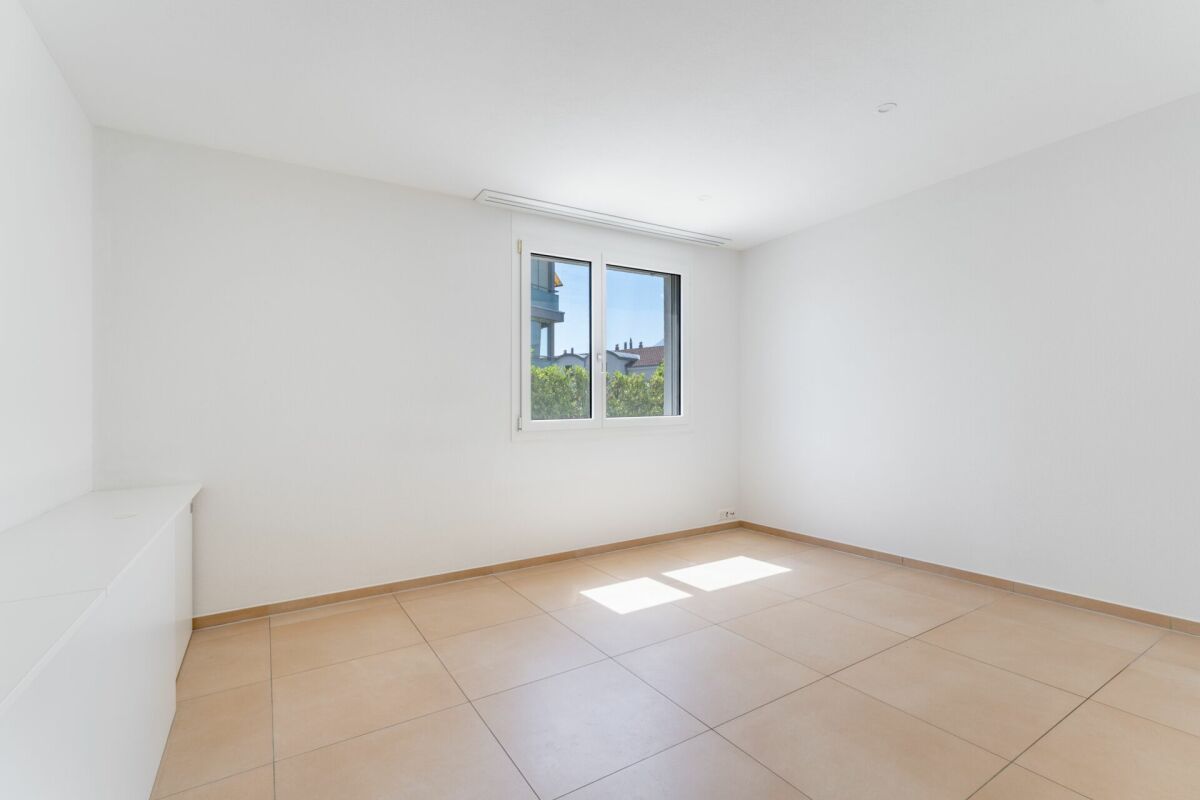 Heller leerer Raum mit Fenster