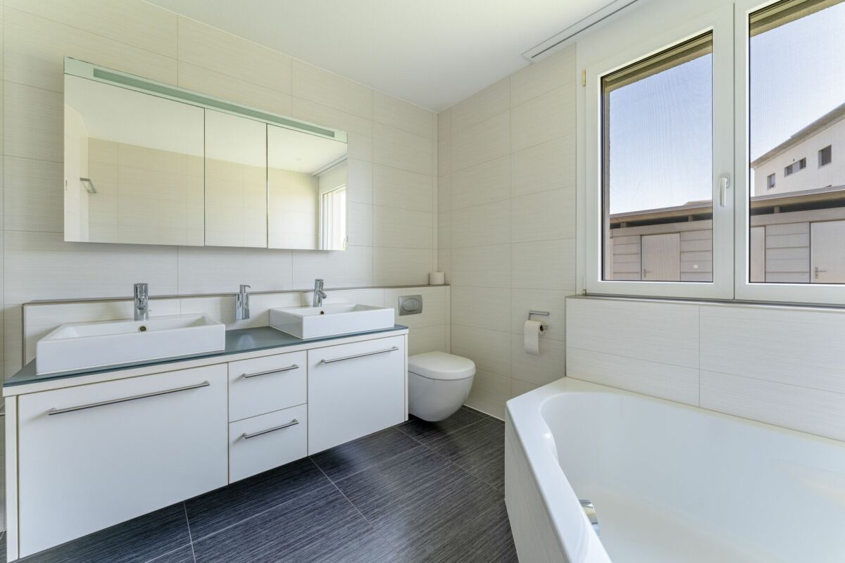 Modernes Badezimmer mit Doppelwaschbecken und Badewanne