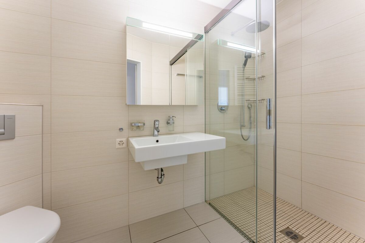 Modernes Badezimmer mit Glasdusche und Waschtisch