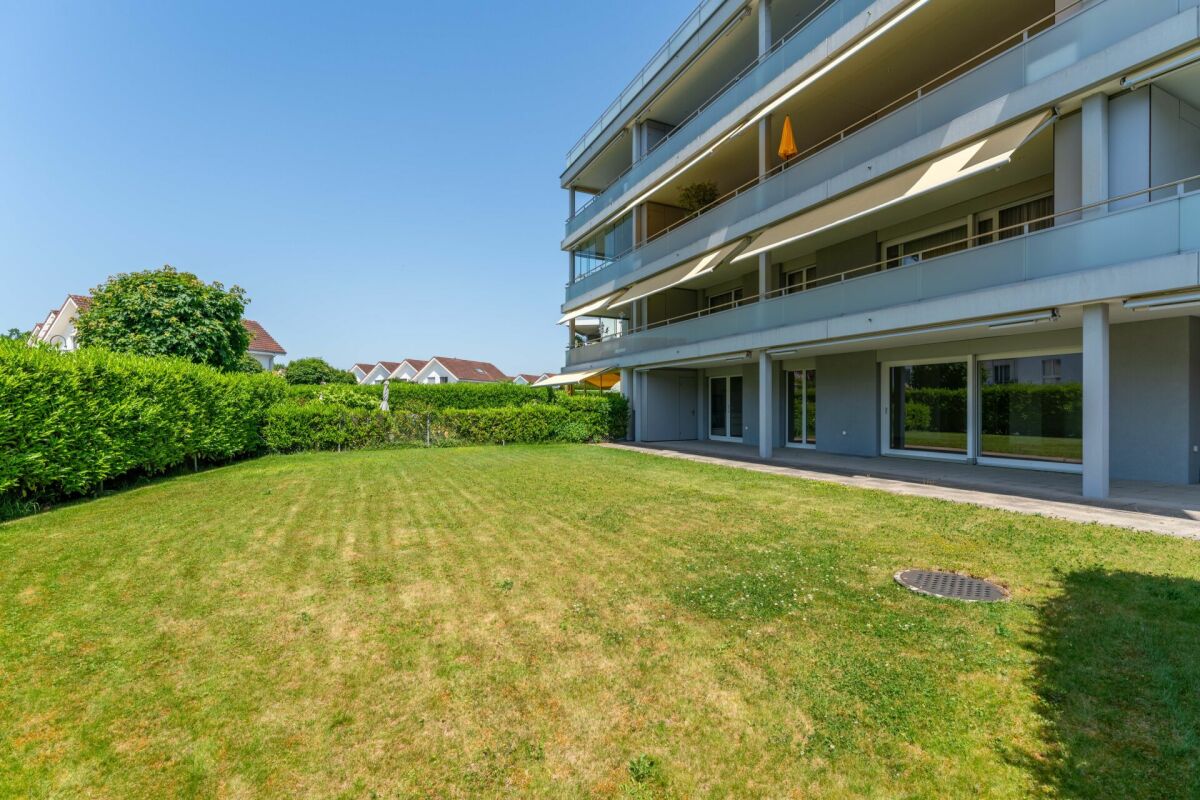 Modernes Mehrfamilienhaus mit Garten