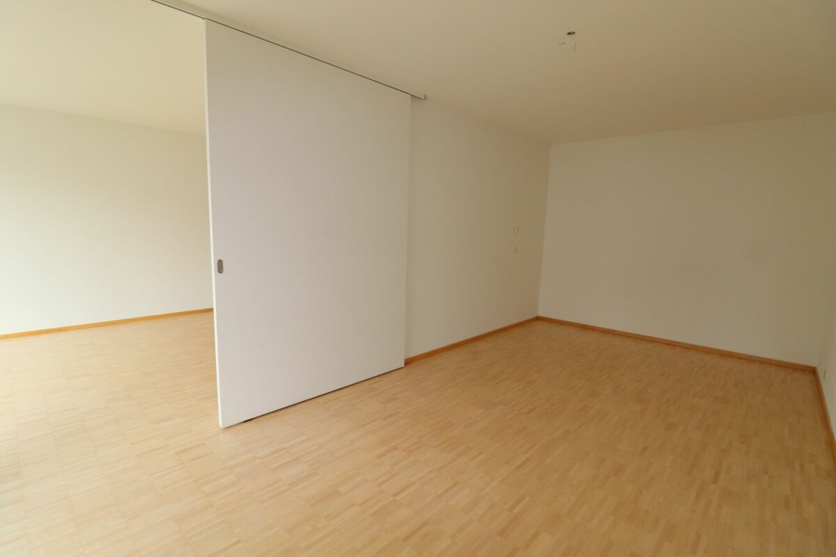 Leerer Wohnraum mit Schiebetür