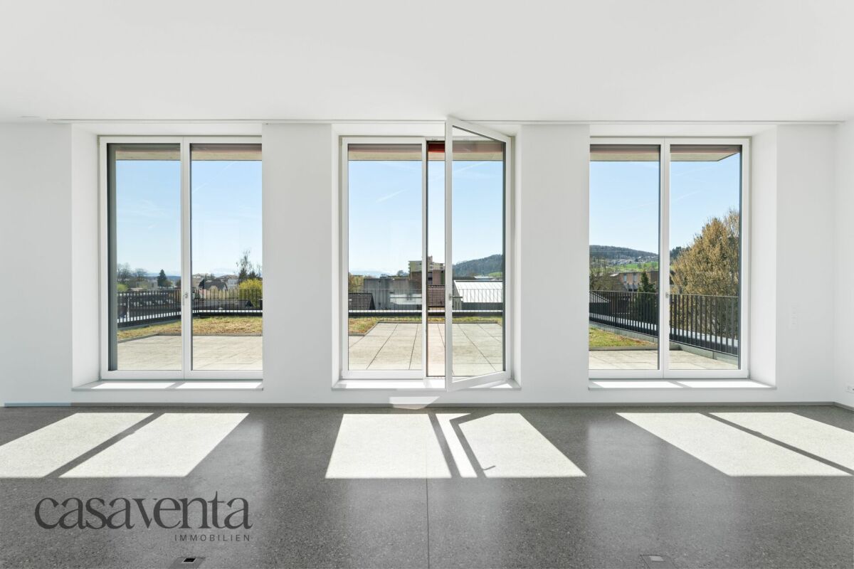 Lichtdurchfluteter leerer Raum mit großer Fensterfront