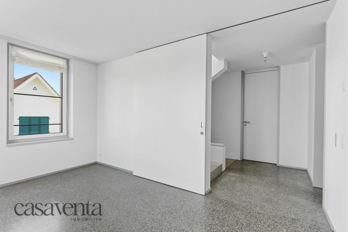 Heller leerer Raum mit Fenster und Schiebetür