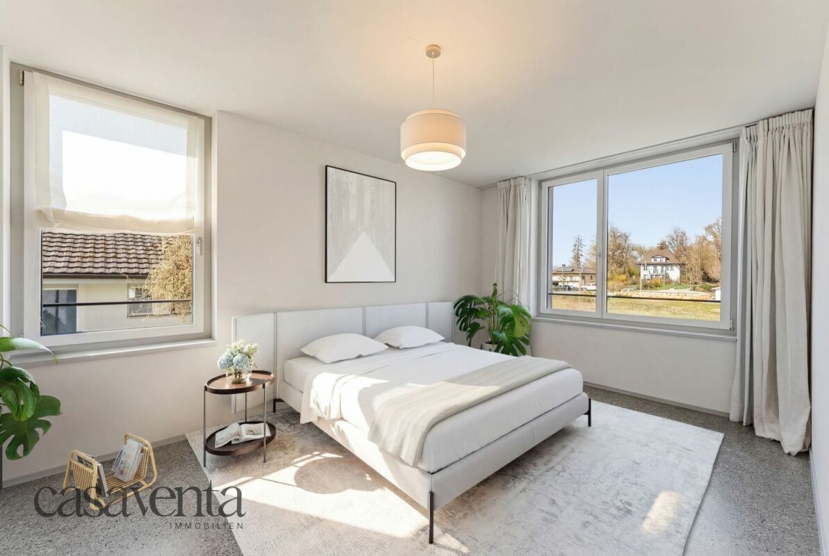 Helles Schlafzimmer mit großen Fenstern