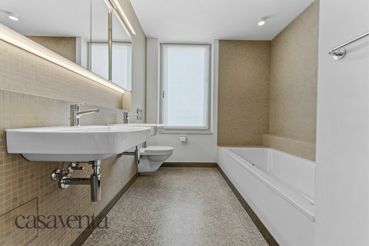 Helles Badezimmer mit Badewanne und Waschtisch