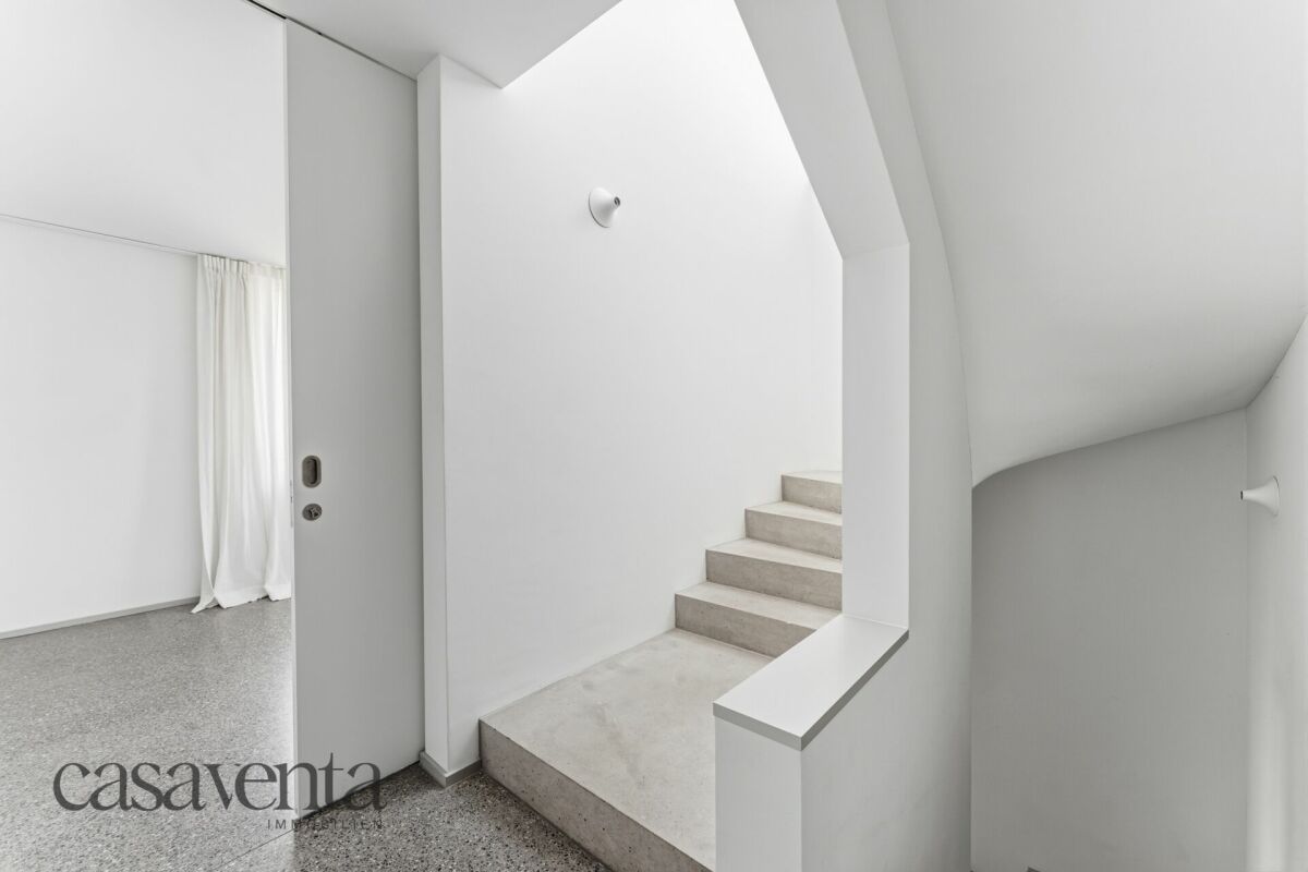 Minimalistisches Treppenhaus mit weißem Innenausbau