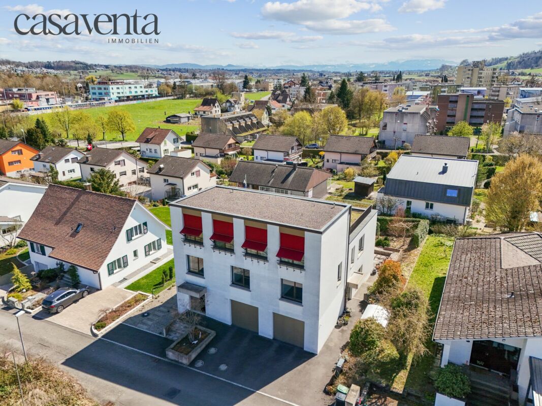 Wohngebiet mit modernem Mehrfamilienhaus aus der Luft