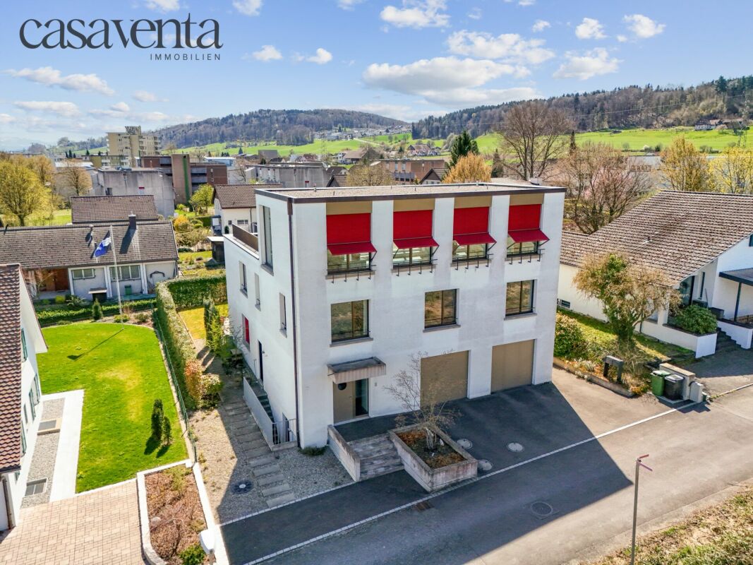 Modernes Wohn- und Geschäftsgebäude mit Blick ins Tal