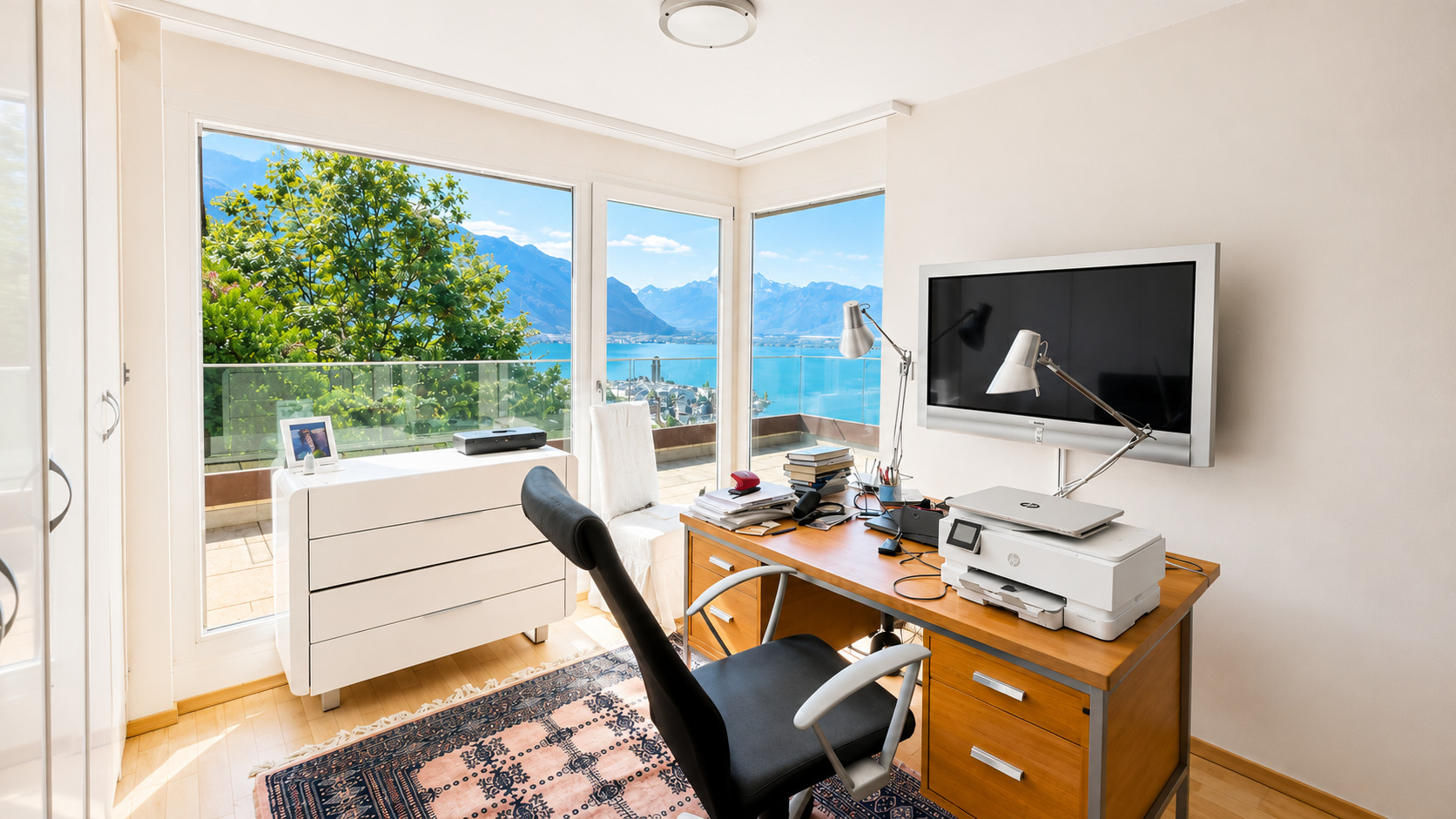 Heimbüro mit Seeblick