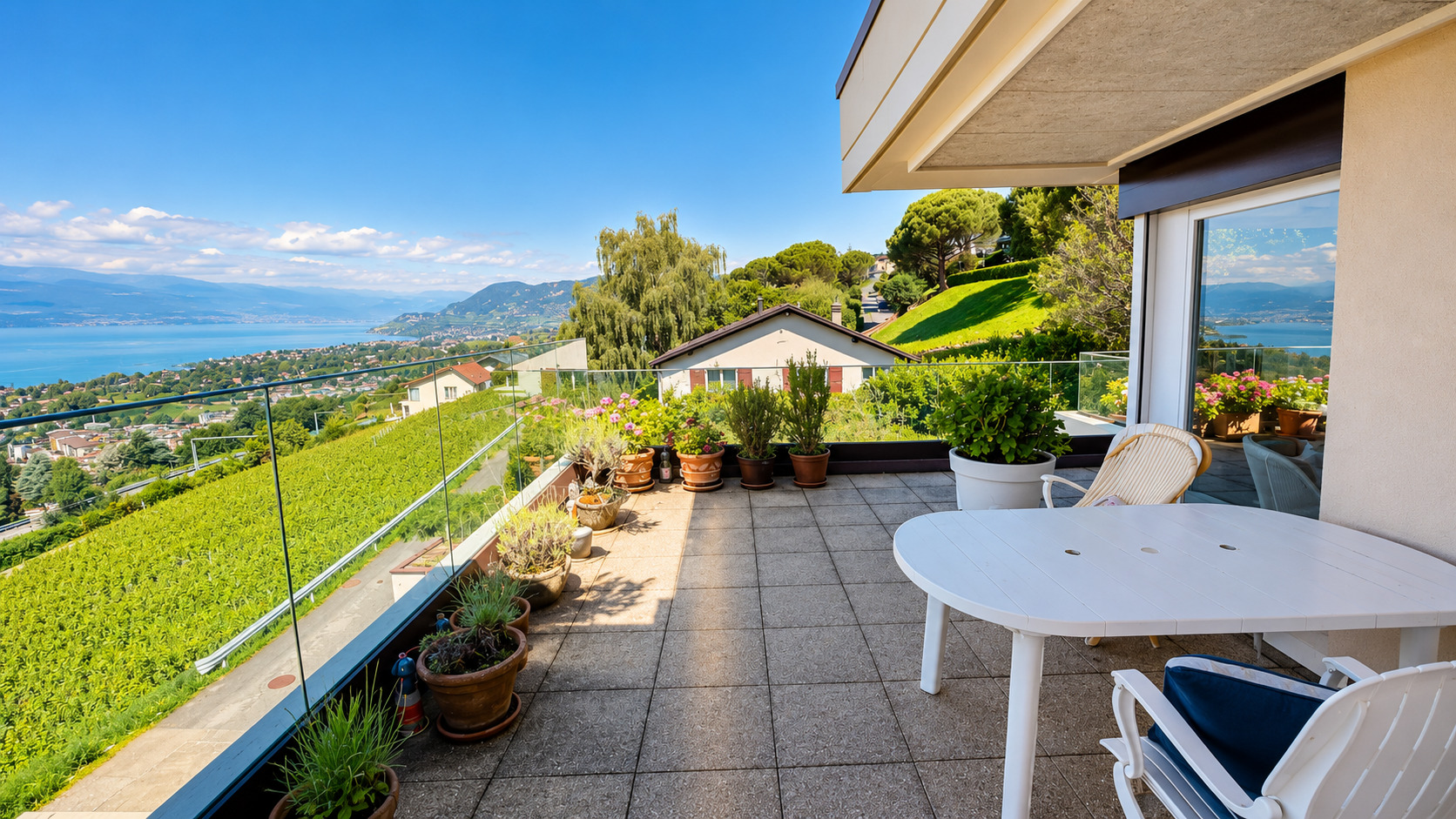 Terrasse mit Panoramablick auf See und Berge
