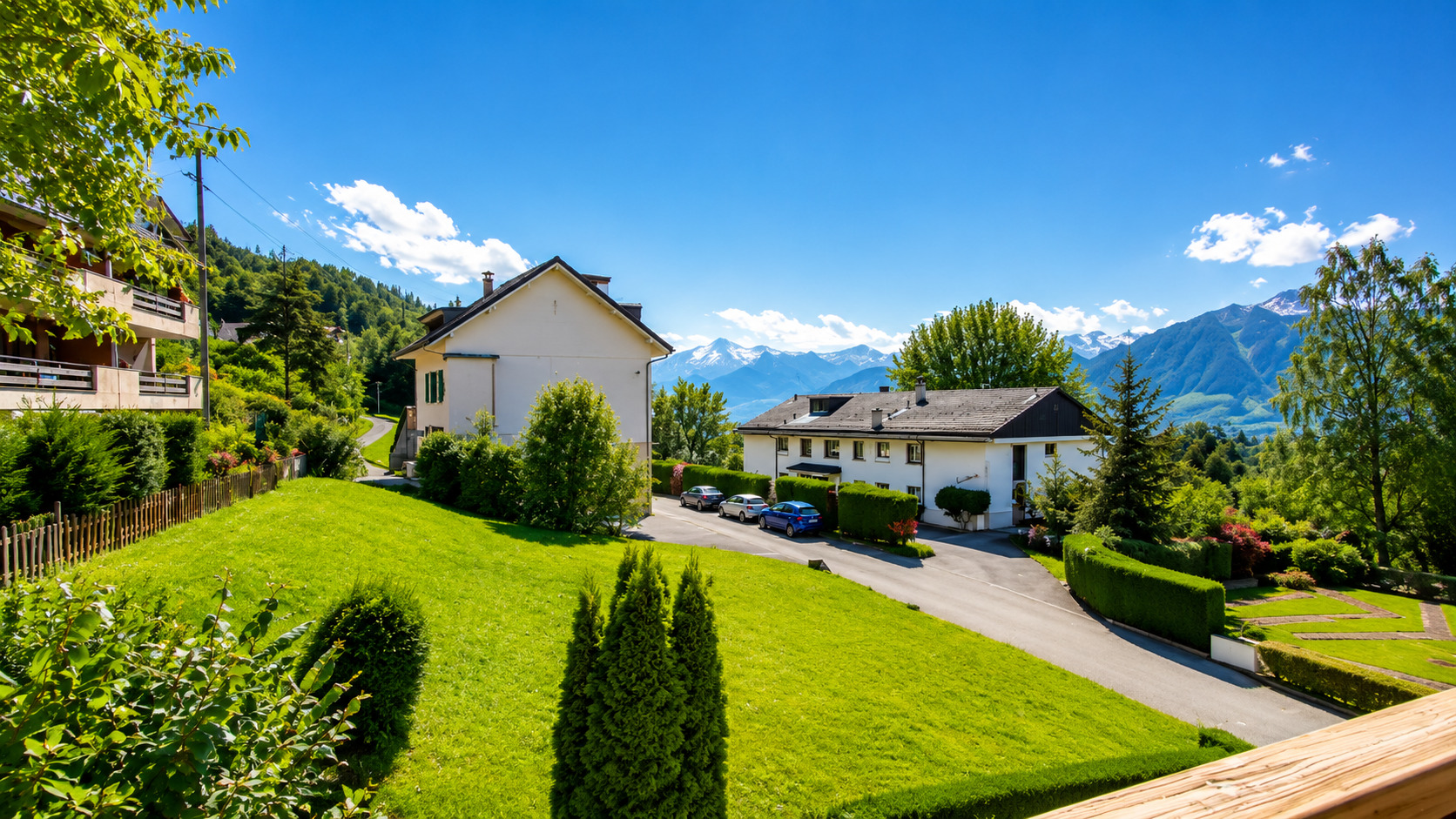 Alpine Wohnsiedlung mit Garten und Bergpanorama